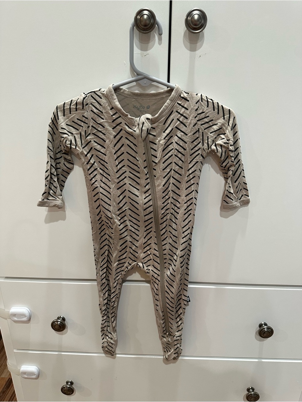 Kyte BABY Cream Footed One-Piece with Black Arrow Print